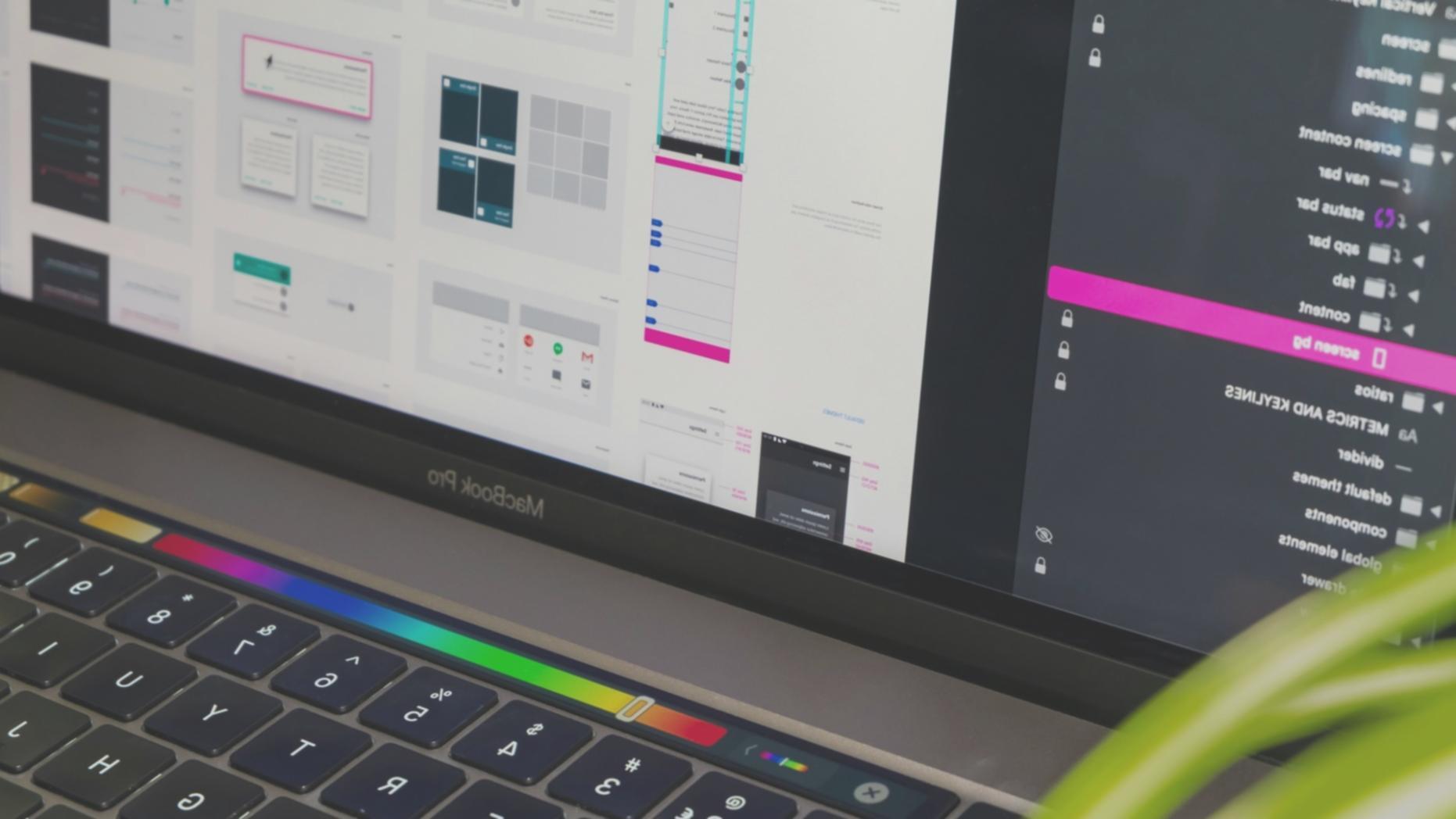 Teilnehmer arbeiten an Robotik-Projekten in unserer Werkstatt