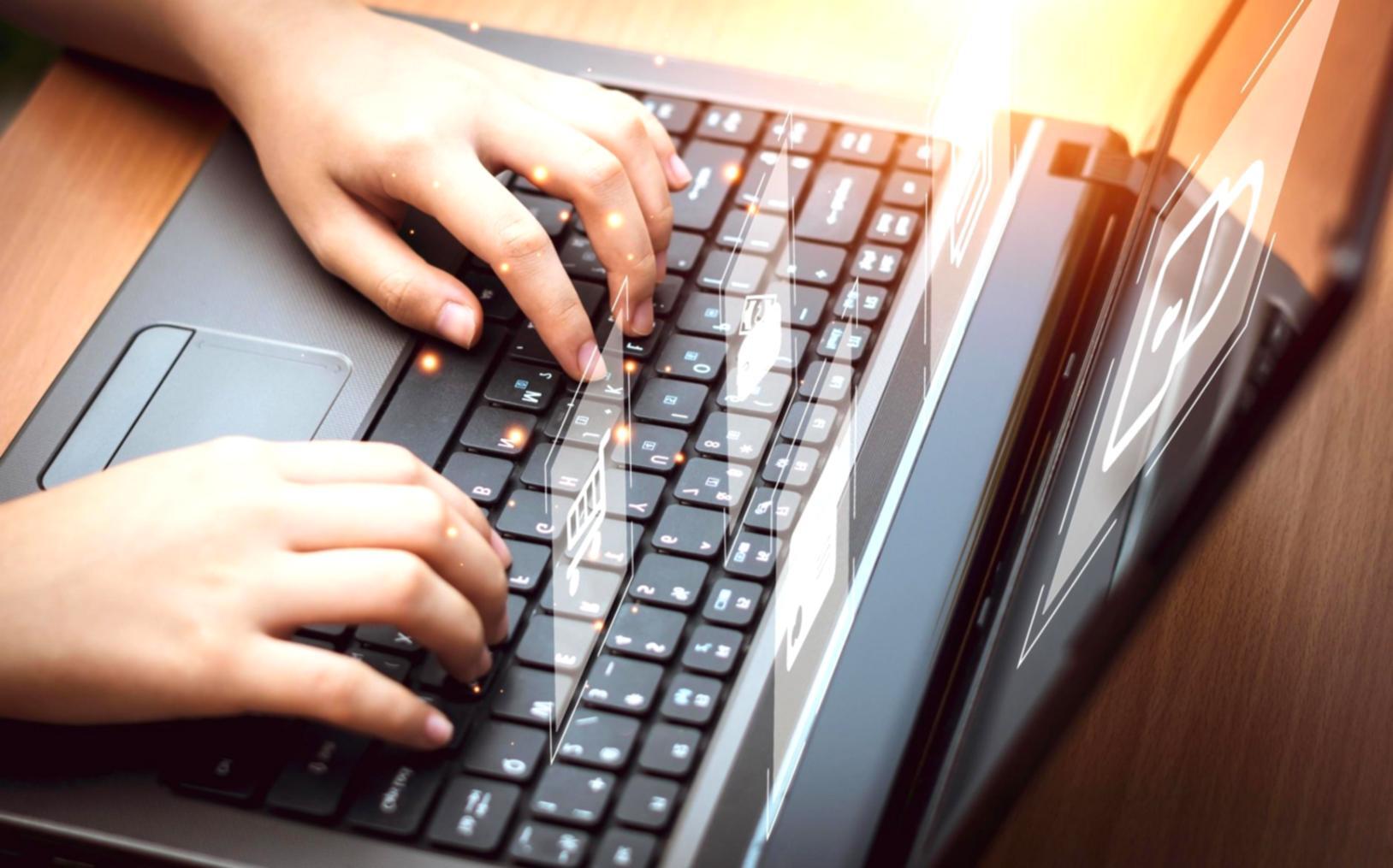 Arbeitsplatz mit modernen Entwicklungstools und Robotik-Komponenten