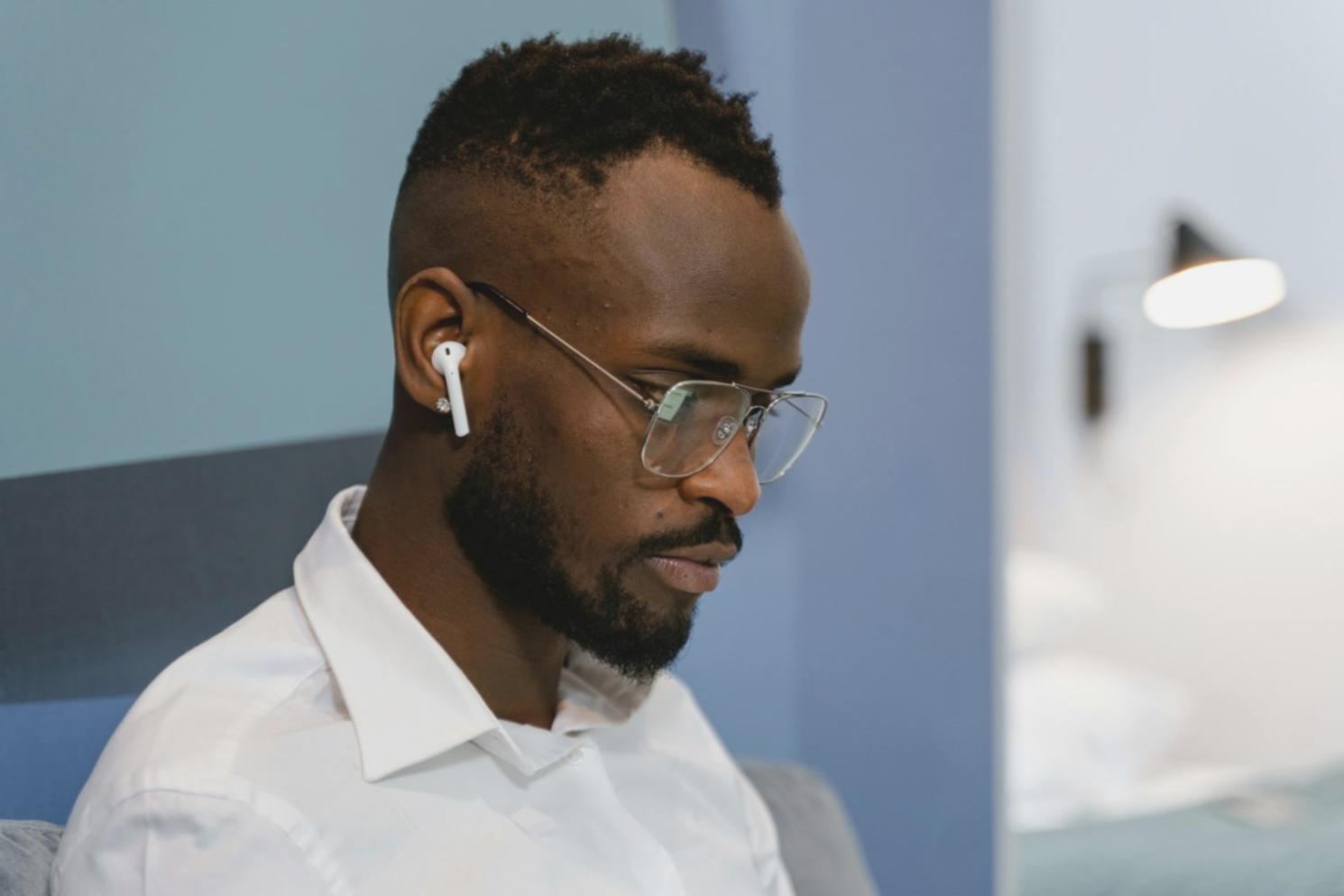 Moderne Entwicklungsumgebung mit mehreren Monitoren für Robotik-Programmierung