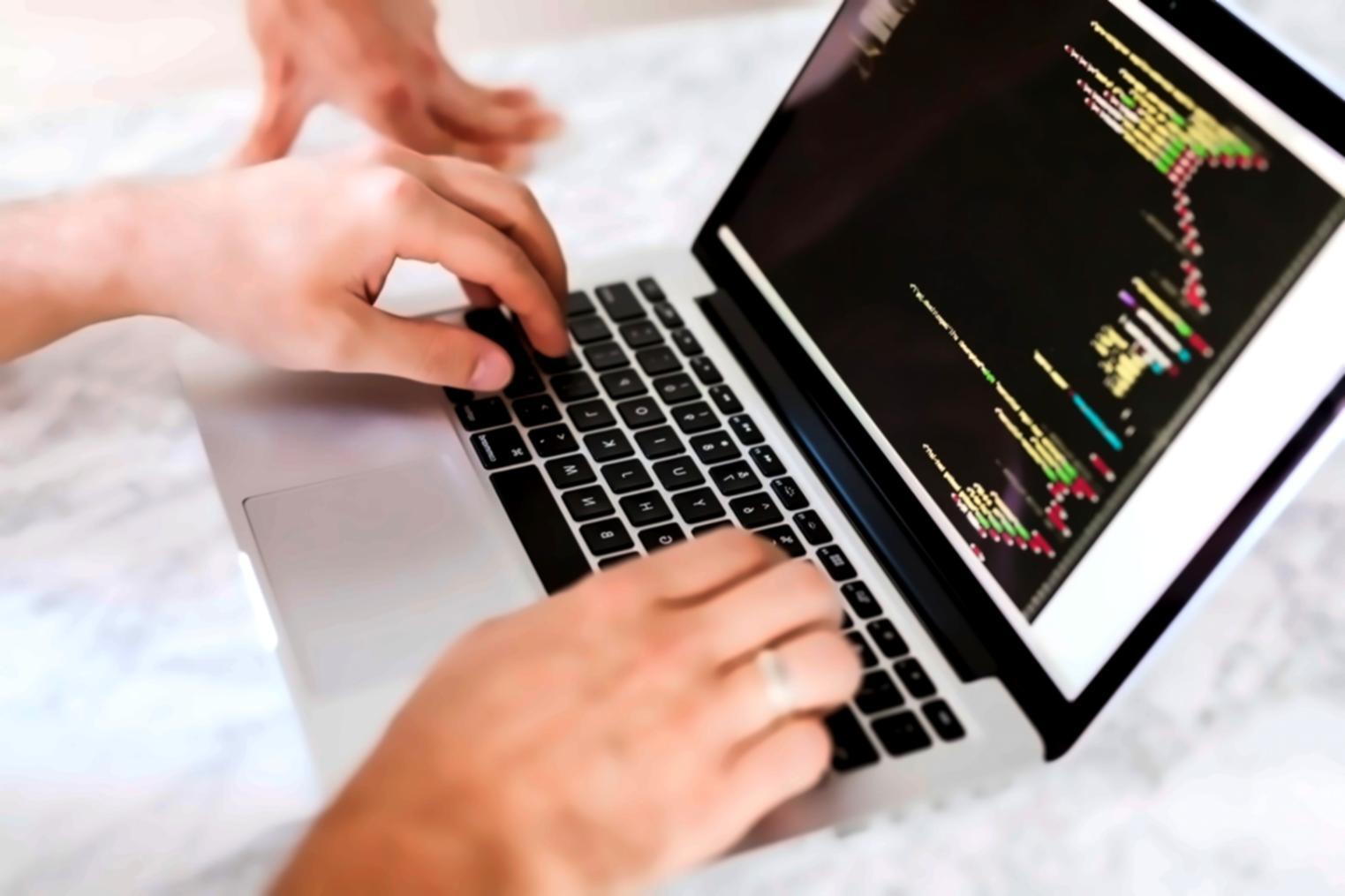 Professioneller Arbeitsplatz mit Robotik-Hardware und Entwicklungstools