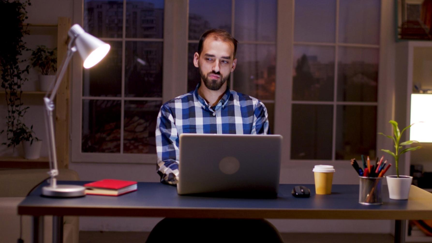 Modernes Robotik-Labor mit fortschrittlicher KI-Technologie