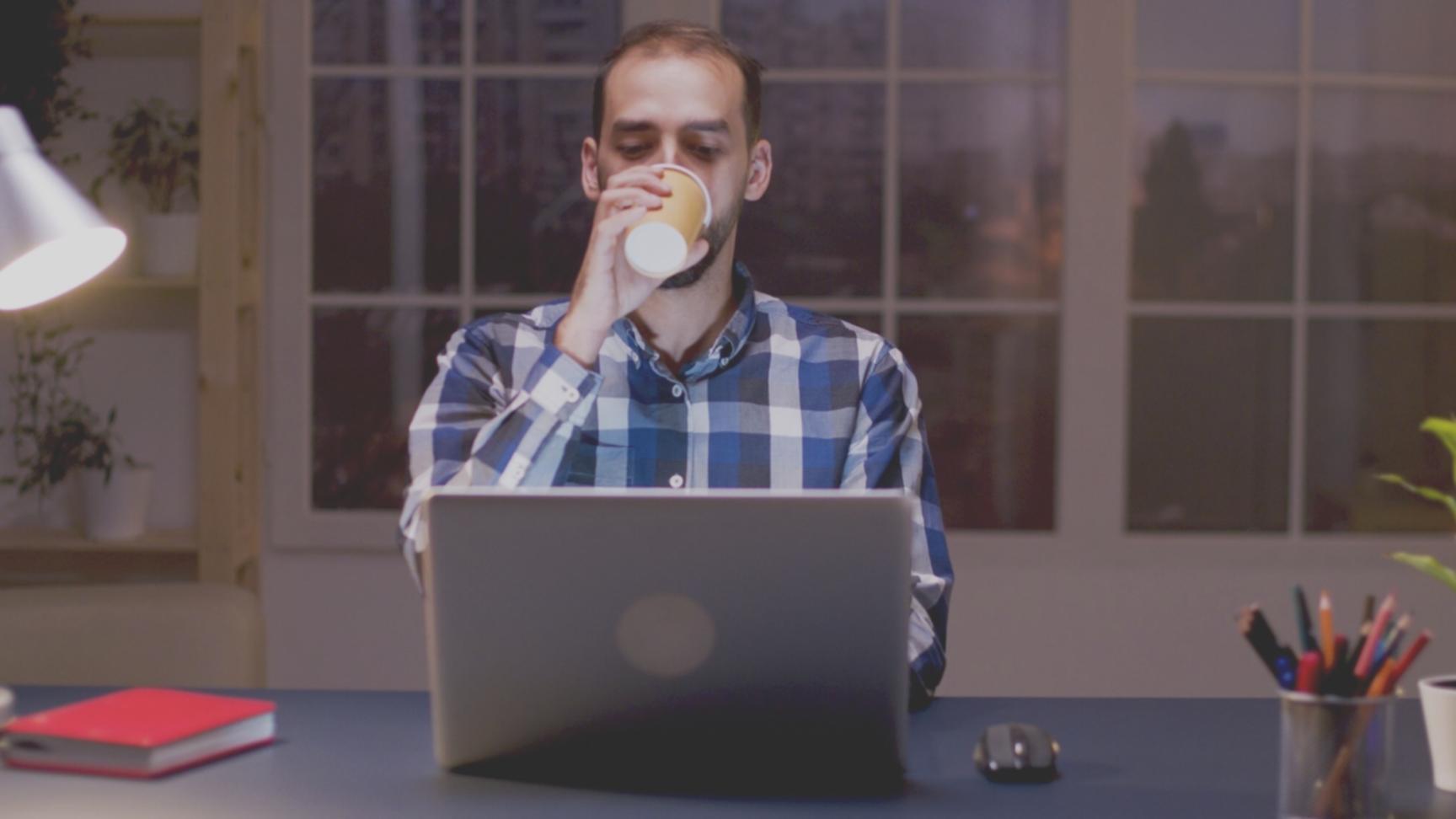 Teilnehmer bei der praktischen Robotik-Arbeit